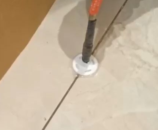民丰瓷砖空鼓维修公司专业解答瓷砖在铺贴过程中，如果没有涂抹均匀到位的粘结材料（如水泥砂浆或瓷砖胶），可能会导致以下问题